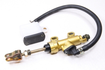 Главный тормозной цилиндр заднего тормоза с расширительным бачком универсальный