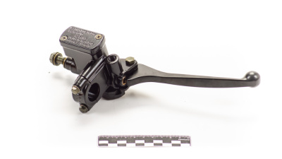 Главный тормозной цилиндр передний 